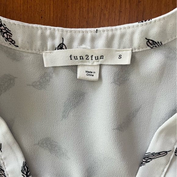 🕊 fun2fun Feather Print Blouse – Women’s Small | White & Black - Picture 2 of 5